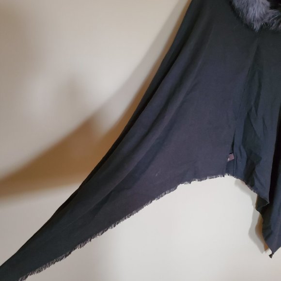 Eyeful Faux Fur Shawl Cape - Picture 5 of 7